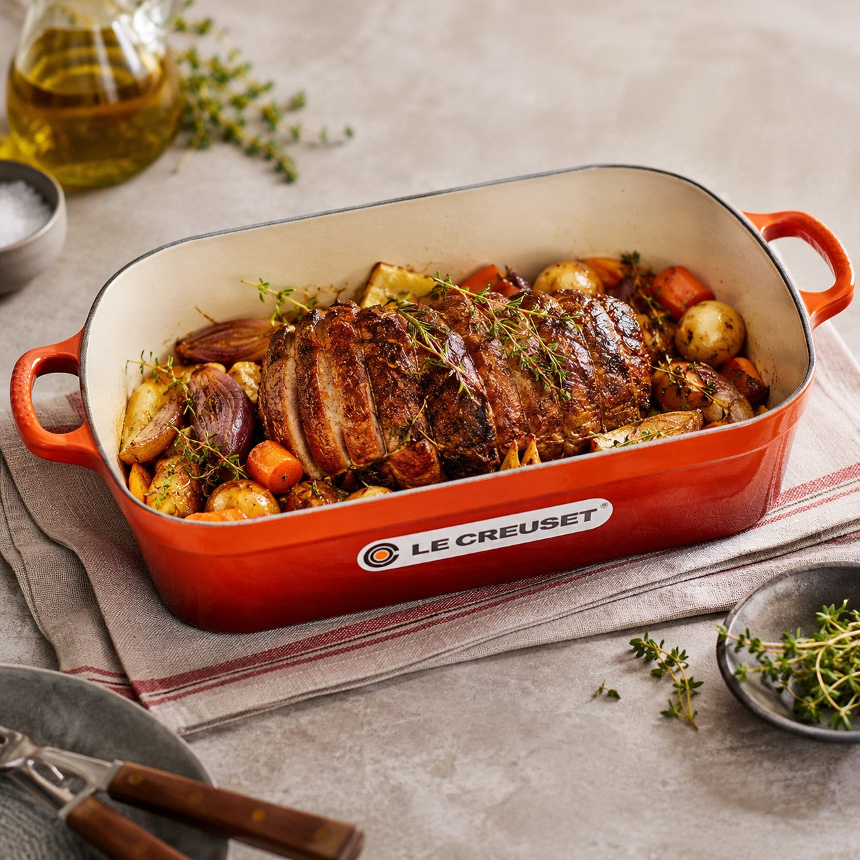 Le Creuset Bratreine mit leckerer Mahlzeit