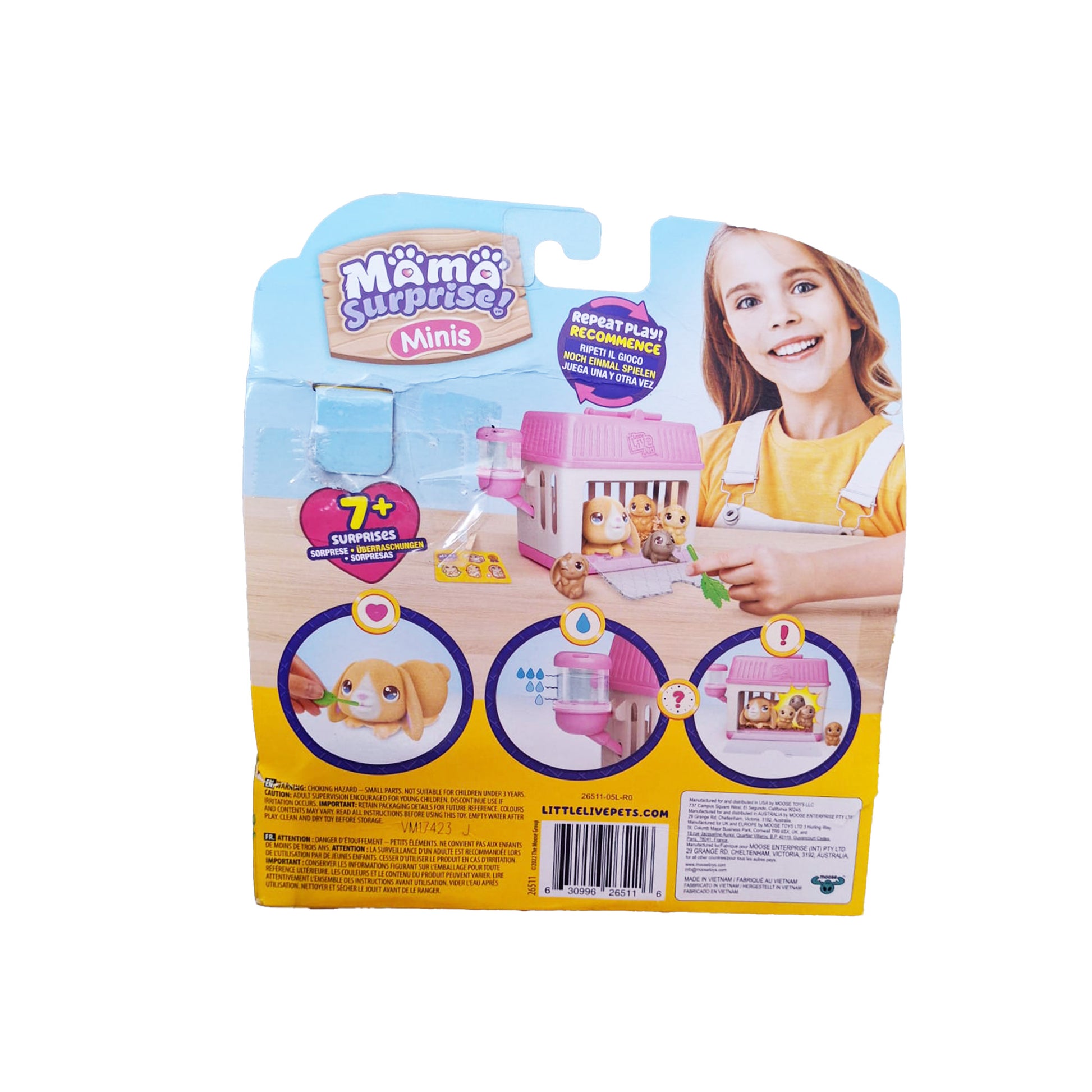 Kind spielt mit Little Live Pets Mama Hase